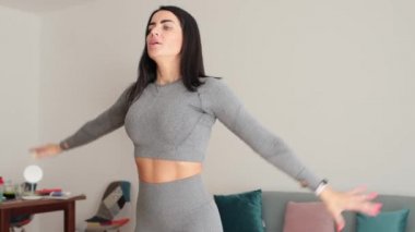 Atletik kadın spor antrenmanı, çömelme. Ev çalışması.