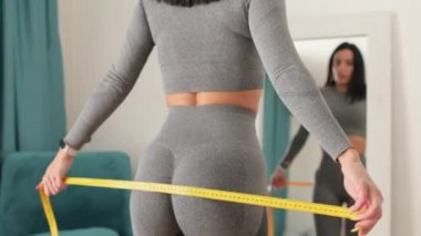 Fitness Kadını Ölçen Vücut Evde Aynanın Önünde Bantla Duruyor