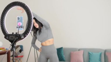 Sanal online fitness. Kadın oturma odasında sanal egzersiz.