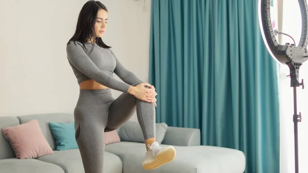 Virtuele online fitness. Vrouw virtuele workout thuis woonkamer — Stockfoto