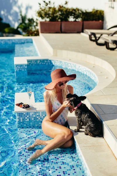 Wanita bahagia santai di kolam renang pada liburan musim panas — Stok Foto