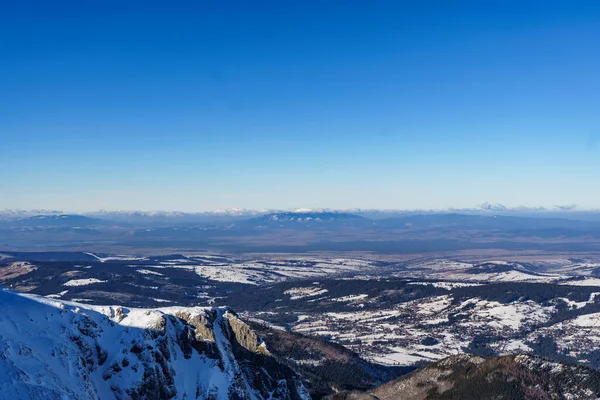 Tatra Dağları 'ndan Babia dağları ve aşağıdaki kasabalarla Beskid Dağları' na doğru bir manzara.