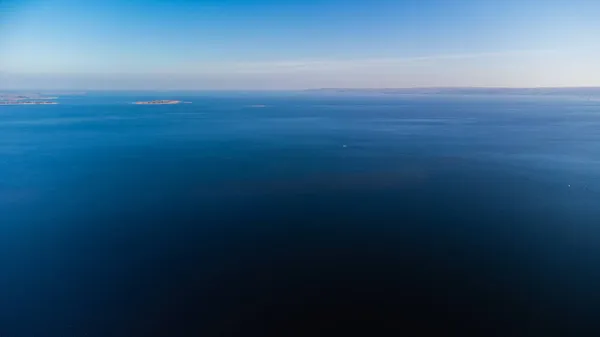 美しい秋の自然景観。川、沼、混合林、黄色の通常の木の上を飛ぶ。空中射撃、 4K — ストック写真