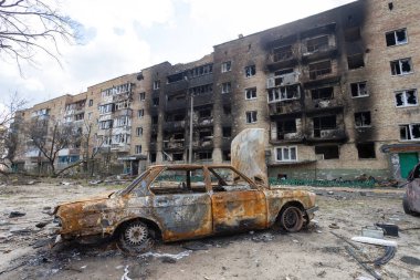 Irpen City, Ukrayna, 11 Nisan 2022. Rusya 'nın Ukrayna' ya karşı savaşı. Yanmış bir evin arka planında yanmış bir araba.