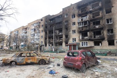 Irpen City, Ukrayna, 11 Nisan 2022. Rusya 'nın Ukrayna' ya karşı savaşı. Yanmış bir evin arka planında yanmış bir araba.