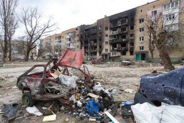 Irpen City, Ukrayna, 11 Nisan 2022. Rusya 'nın Ukrayna' ya karşı savaşı. Yanmış bir evin arka planında yanmış bir araba.