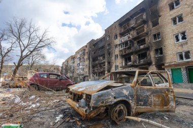 Irpen City, Ukrayna, 11 Nisan 2022. Rusya 'nın Ukrayna' ya karşı savaşı. Yanmış bir evin arka planında yanmış bir araba.
