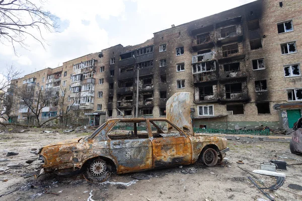 Irpen City, Ukrayna, 11 Nisan 2022. Rusya 'nın Ukrayna' ya karşı savaşı. Yanmış bir evin arka planında yanmış bir araba.