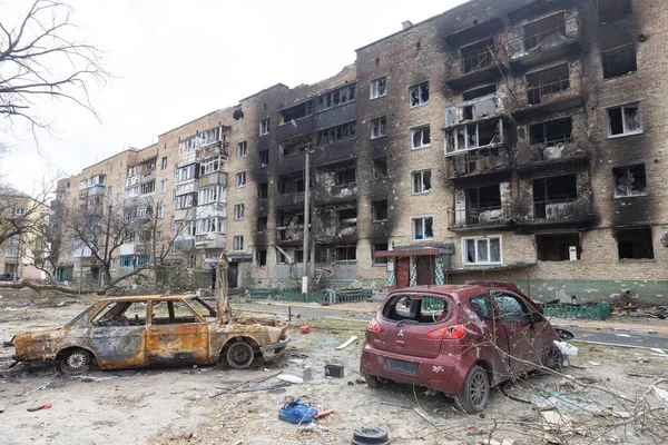 Irpen City, Ucrânia, 11 de abril de 2022. Guerra da Rússia contra a Ucrânia. Carro queimado contra o fundo de uma casa queimada — Fotografia de Stock