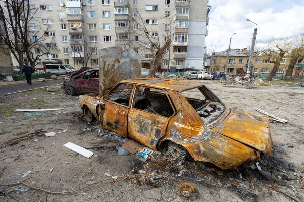 Irpen City, Ukrayna, 11 Nisan 2022. Rusya 'nın Ukrayna' ya karşı savaşı. Konut binasının bahçesinde yanmış bir araba.