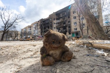 Ukrayna 'daki savaşı düşünün, yanmış bir ayı oyuncağı hasarlı bir evin arka planına karşı.