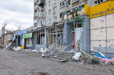 Irpen City, Ukrayna, 11 Nisan 2022. Rusya 'nın Ukrayna' ya karşı savaşı. Irpen 'deki bombalı ev.