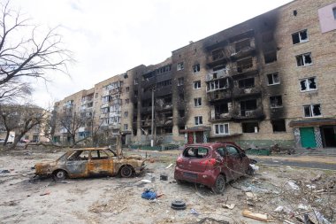 Rusya 'nın Ukrayna' ya karşı savaşı. Yanmış bir evin arka planında yanmış bir araba.