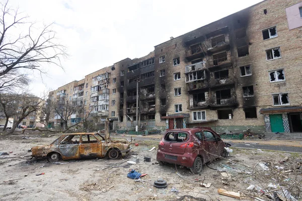 Rusya 'nın Ukrayna' ya karşı savaşı. Yanmış bir evin arka planında yanmış bir araba.