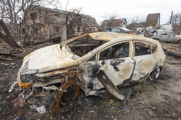 Rusya ve Ukrayna arasındaki savaş. Yanmış araba.