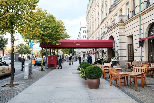 Berlin Allemagne Septembre 2021 Entrée Hôtel Adlon Kempinski Auvent Rouge — Photo