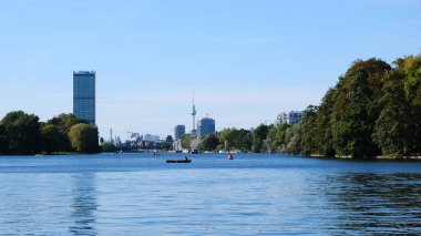 Berlin, Almanya, 1 Ekim 2021, Berlin 'in karakteristik silueti ile şehir merkezine doğru yayılan nehir üzerinden görüş.