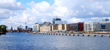 Berlin, Almanya, 13 Ekim 2021, Stralauer Allee 'deki depo ve kasaba evleriyle şehir merkezinin ufuk çizgisine doğru ilerleyin.