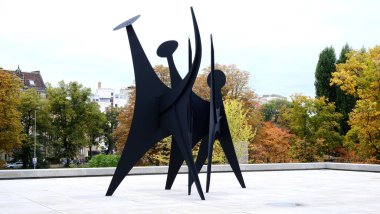 Berlin, Almanya, 16 Ekim, Çelik heykel Alexander Calder 'ın Neue Nationalgalerie' nin serbest erişilebilir yüzeyinde yaptığı 