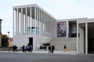 Berlin, Almanya, 19 Ekim 2021, James Simon Galerisi 'nin merdiven ve girişi..