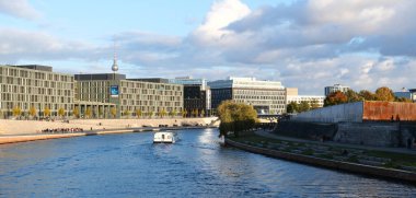 Berlin, Almanya, 23 Ekim 2021, Federal Eğitim ve Araştırma Bakanlığı binaları, Federal Basın Konferansı ve arka planda TV Kulesi ile Kapelle Ufer Nehri 'nin üzerinden bakın..