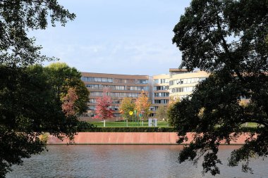 Berlin, Almanya, 20 Ekim 2021, Magnus Hirschfeld-Ufer 'e sonbahar manzarası Bundestag üyeleri için konut ve ilk homoseksüel hareket için anıt