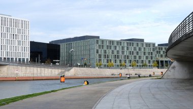 Berlin, Almanya, Okotober 20, 2021, nehir üzerinden Futurium ve Federal Eğitim ve Araştırma Bakanlığı ile Kapelle Ufer 'e bakın.