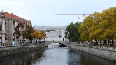 Berlin, Almanya, 19 Ekim 2021. Sonbahar manzarası. Arka planda James Simon Galerisi ve Pergamon Müzesi 'nin Collonade' leriyle birlikte Spree Müzesi 'nden Müze Adası' na.