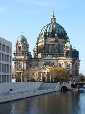 Berlin, Almanya, 13 Kasım 2021, Spree nehri üzerinden Berlin Katedrali 'ne bakın, Alman başkentindeki en büyük Protestan kilisesi..