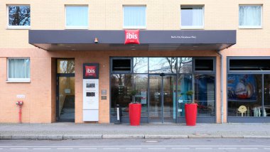 Berlin, Almanya, 20 Aralık 2021, Potsdamer Platz 'daki Ibis Otel' in giriş ve önü