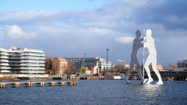 Berlin, Almanya, 2 Şubat 2022, Elsenbrucke Köprüsü 'nün önündeki Molekül Adam ve Osthafen Nehri' ne bakın.