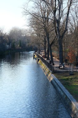Berlin, Almanya, 28 Şubat 2022, Landwehr Kanalı boyunca gezinti güvertesi ilkbaharın başlarında bebek arabalarıyla