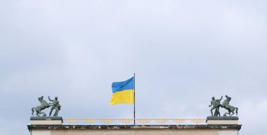 Berlin, Almanya, 4 Mart 2022, Ukrayna bayrağı eski müzenin dayanışmasının bir göstergesi olarak.