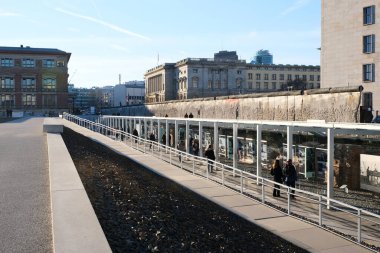 Berlin, Almanya, 1 Mart 2022 'de Berlin Duvarı, Temsilciler Meclisi ve arka planda Martin Gropius Binası ile birlikte Terör Topografisi' ndeki ziyaretçi galerisi.