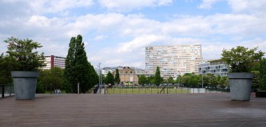 Berlin, Almanya, 11 Mayıs 2022, Tempodrom 'un terasından eski Anhalter Bahnhof' a, Excelsior-Haus ve Federal Kalkınma Bakanlığı arka planda..