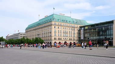 Berlin, Almanya, 20 Mayıs 2022, Otel Adlon ve Sanat Akademisi 'nden Pariser Platz