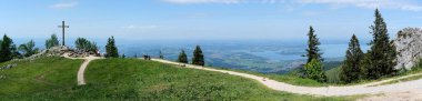 Yukarı Bavyera, Chiemgau Alpleri, Almanya, 4 Haziran 2022, KAB dağ geçidi Kampenwand ile panoramik manzara