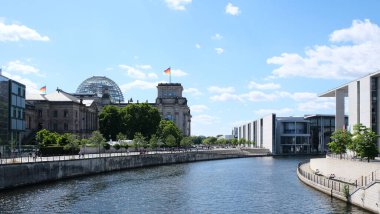 Berlin, Almanya, 13 Haziran 2022, Franzosische Caddesi 'ne bakın. Federal Dışişleri Bakanlığı, Friedrichwerdersche Kilisesi ve Fransız Katedrali arka planda..