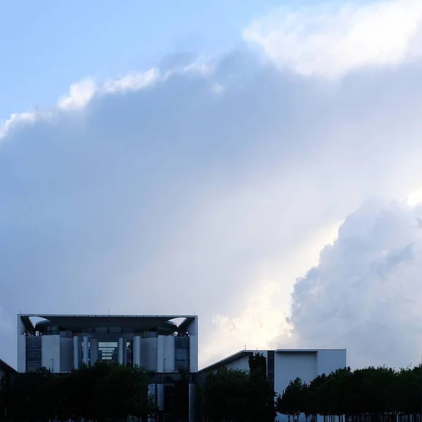 Berlim Alemanha Junho 2022 Ameaçando Formação Nuvens Acima Escritório Chanceler — Fotografia de Stock