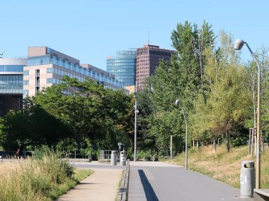 Berlin, Almanya, 22 Haziran 2022, Potsamer Platz 'daki Kollhof Kulesi ve Bahn Kulesi' nin manzarası..