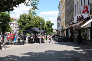 Berlin, Almanya, 2 Temmuz 2022. Kreuzberg ile Schoneberg arasındaki Monumentenbrucke köprüsünün arka planında Bautzener Caddesi 'ndeki yerleşim binaları görülüyor..