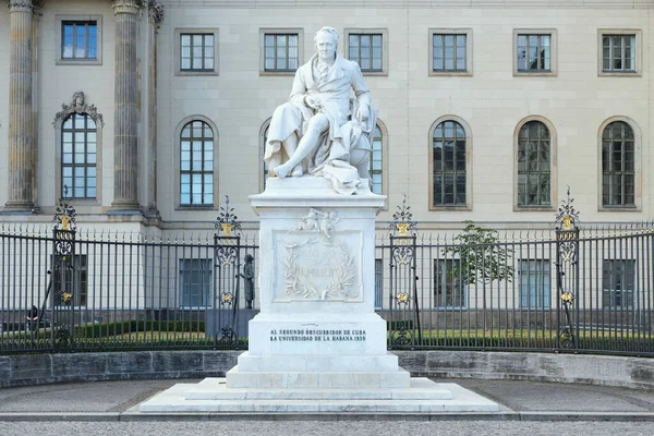 Berlin, Almanya, 9 Temmuz 2022, Alexander von Humboldt anıtı. Üsteki yazı: 