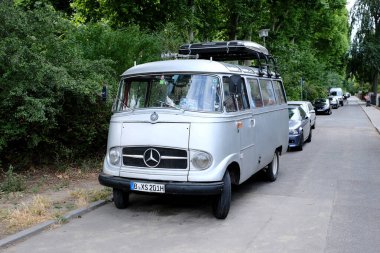 Berlin, Almanya, 6 Temmuz 2022, eski Mercedes minibus O 319 gümüş mettalik