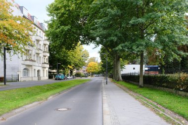 Berlin, Almanya, 4 Ekim 2022, Konutlu Alt-Stralau ve sonbahar renkli ağaçlar
