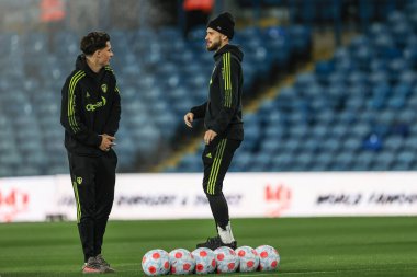 Mateusz Klich # 43 Leeds United antrenman toplarının tepesinde duruyor 