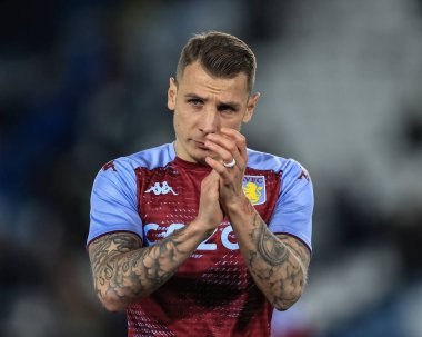 Aston Villa 'nın 27 numaralı oyuncusu Lucas Digne maç boyunca gezgin taraftarları alkışlıyor