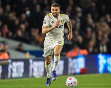 Leeds United 'ın 15 numaralı oyuncusu Stuart Dallas topu aldı. 