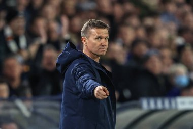 Jesse Marsch Leeds United 'ın menajeri ekibine talimat veriyor. 