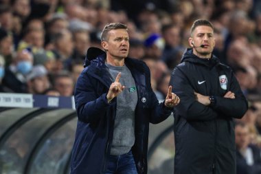 Jesse Marsch Leeds United 'ın menajeri ekibine talimat veriyor. 