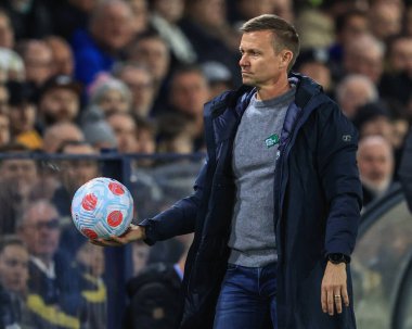 Leeds United 'ın teknik direktörü Jesse Marsch, toptaki baskı eksikliği nedeniyle maç topunu oyundan aldı. 